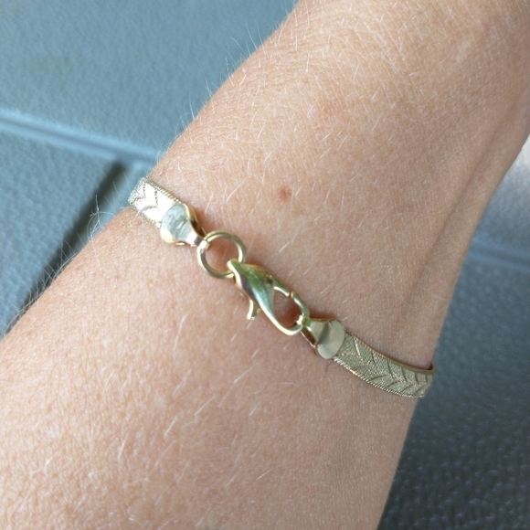 Women's reversible gold tone bracelet. - Picture 6 of 6